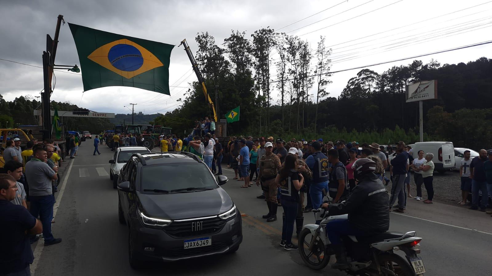 Eleições 2022: eleitores de Bolsonaro se concentram no portal de acesso a Ituporanga