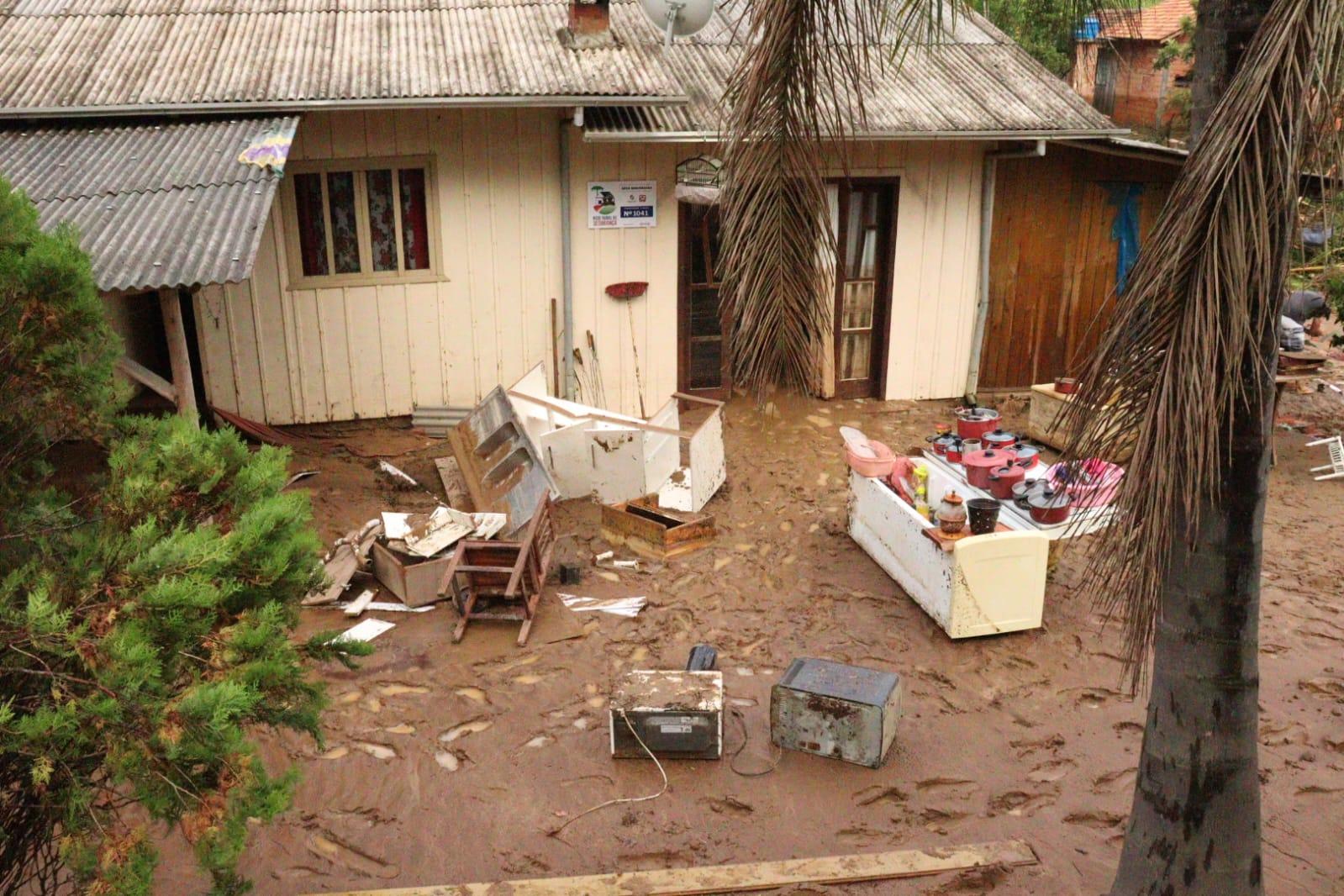 Enxurrada na noite dessa quinta-feira (12) causa destruição principalmente na localidade de Três Barras em Ituporanga