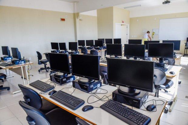 Escolas de SC começam a receber 6.454 novos computadores 