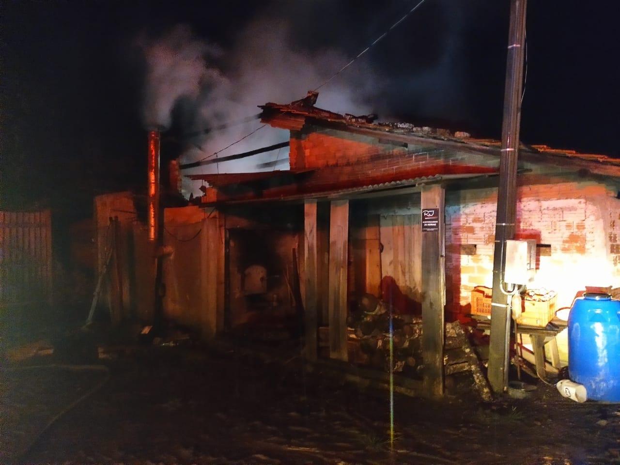 Estufa de fumo é destruída em incêndio em Chapadão do Lageado 