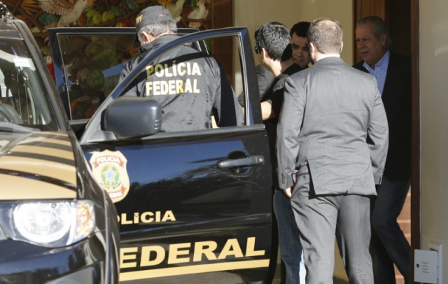 Ex-ministro José Dirceu é preso em Brasília
