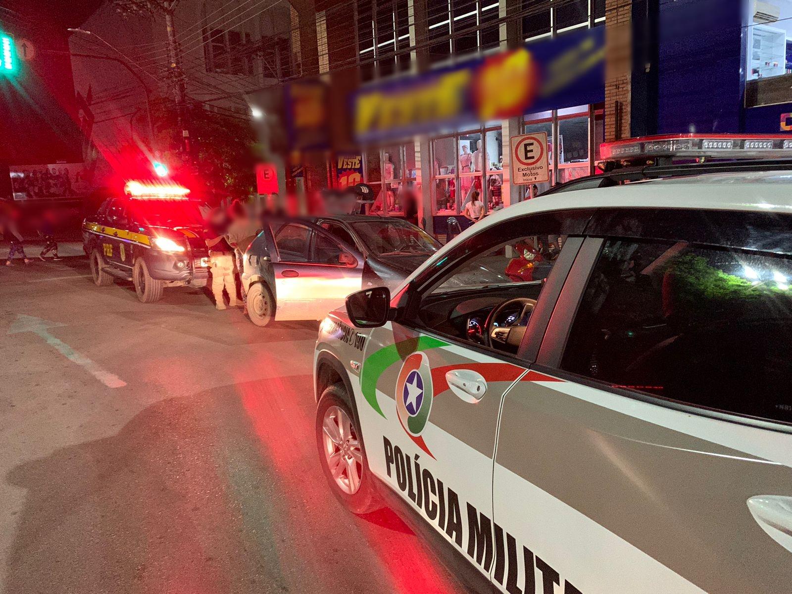 Forças de segurança cercam veículo de Taió no centro de Rio do Sul