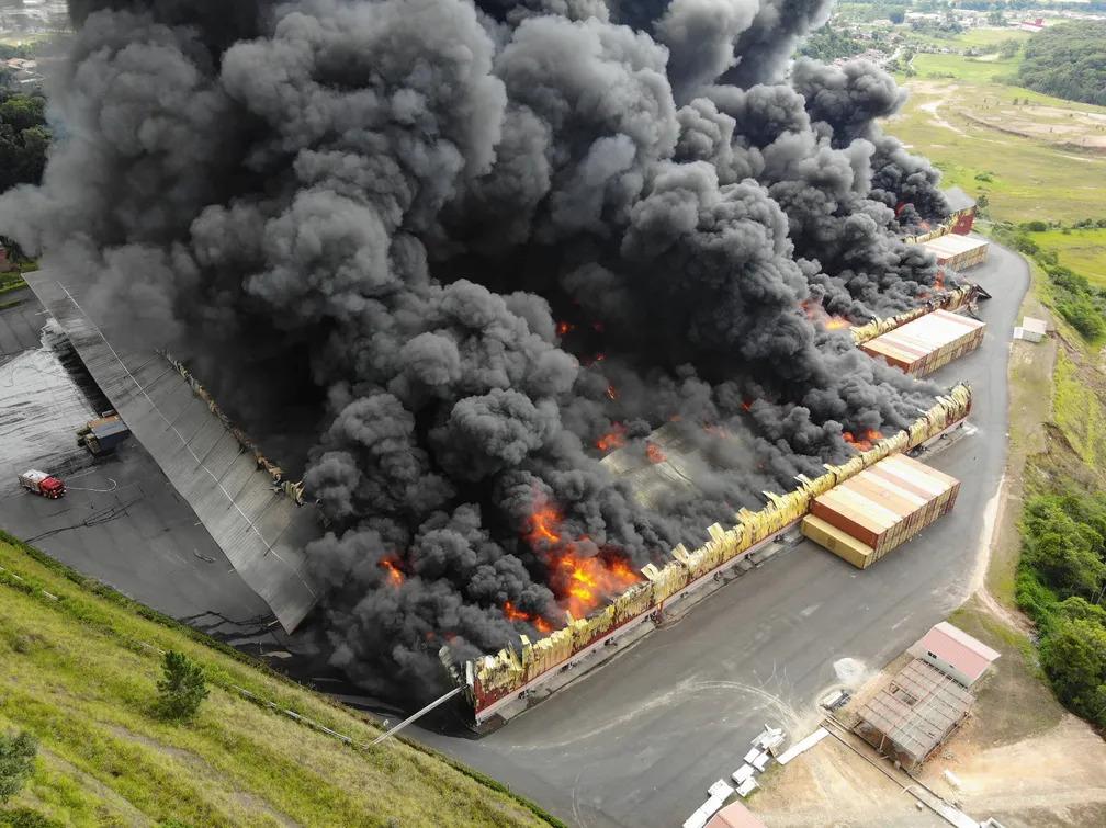 FOTOS: Incêndio em Brusque, mobiliza equipes de seis cidades do Vale do Itajaí