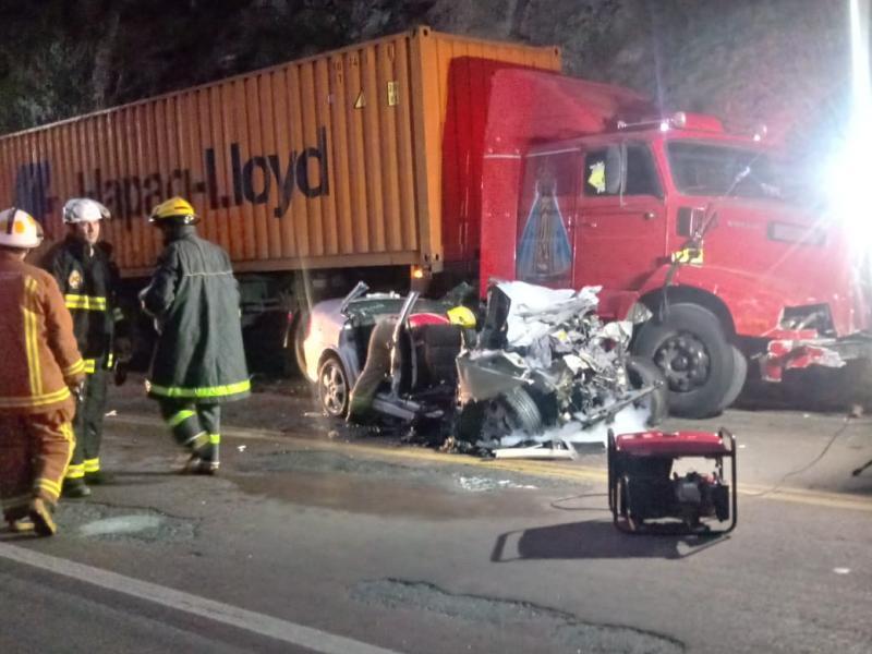 Grave acidente entre carreta e carro deixa dois mortos e dois feridos na BR-470, em Apiúna