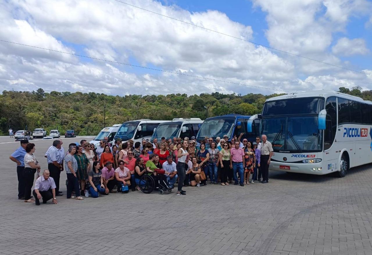 Grupo com cerca de de 100 idosos de Salete visita pontos turísticos de Ituporanga