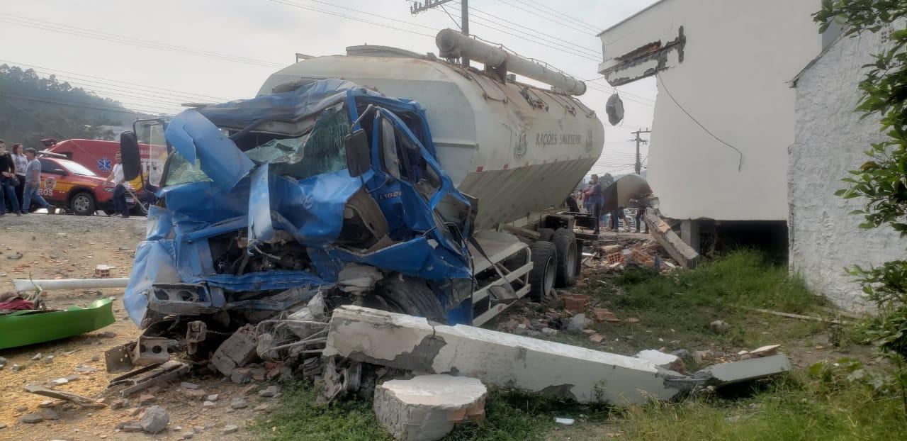 Hospital divulga estado de saúde das seis vítimas de acidente em Ituporanga