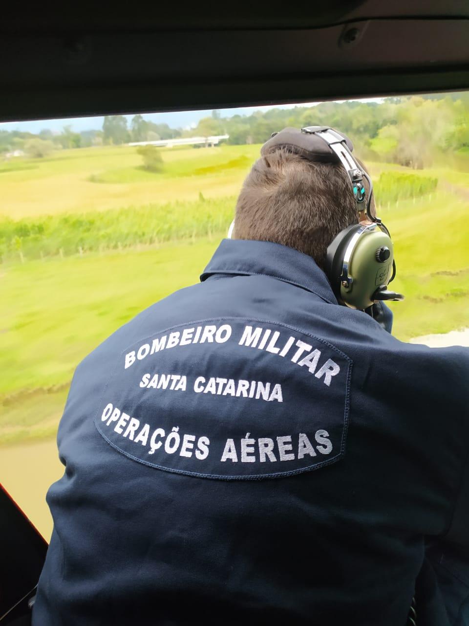 Helicóptero Arcanjo-03 do Corpo de Bombeiros prestou apoio nas buscas do homem que se afogou em Rodeio