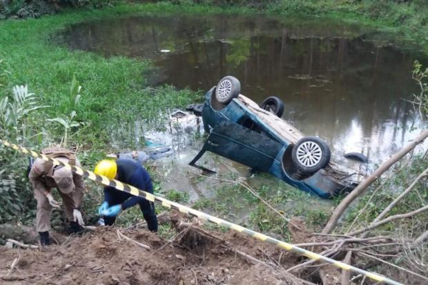 Homem de 41 anos morre após carro cair em lago em Presidente Getúlio, no Alto Vale do Itajaí