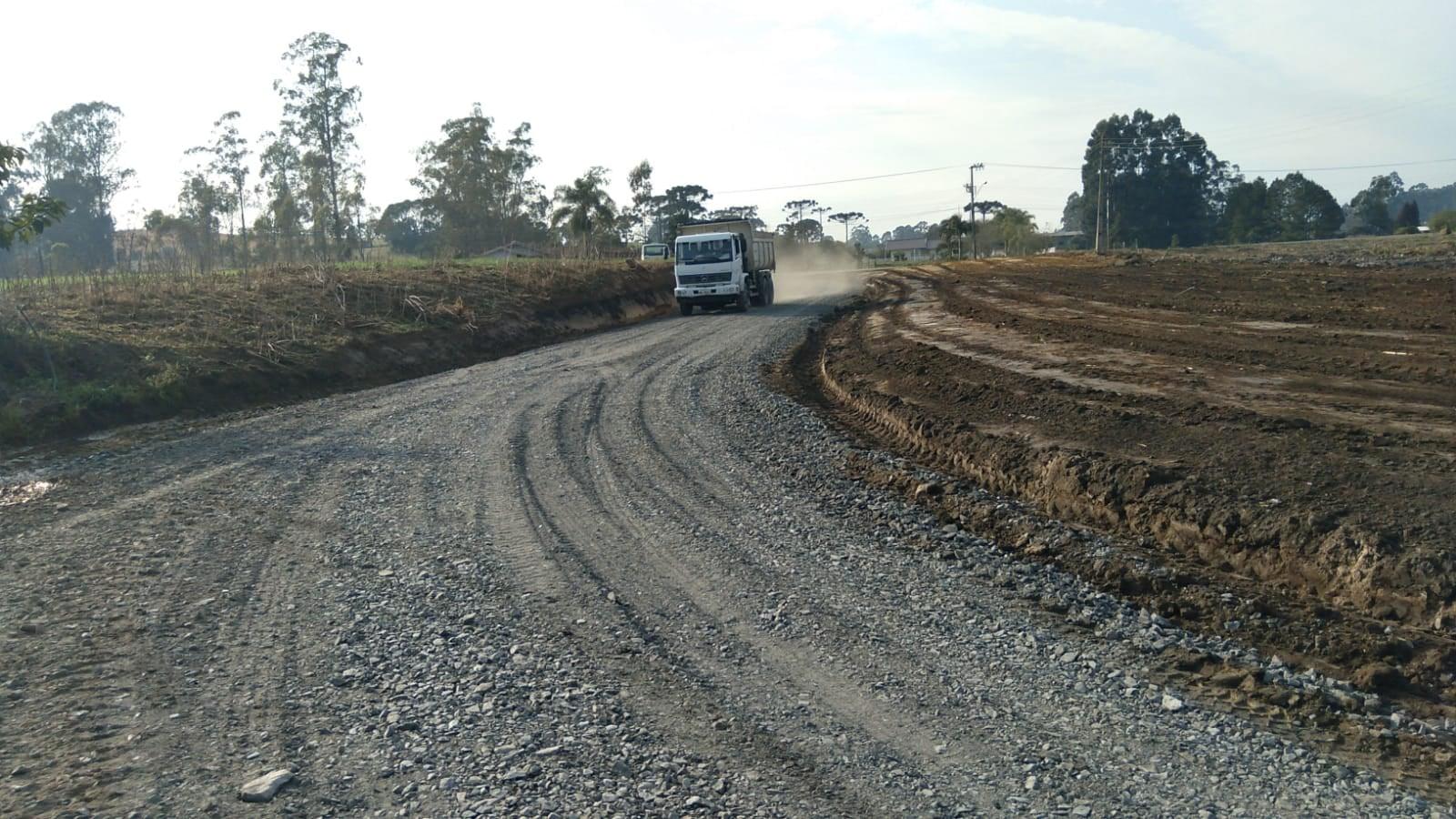Imbuia inicia alargamento de estradas nas comunidades rurais