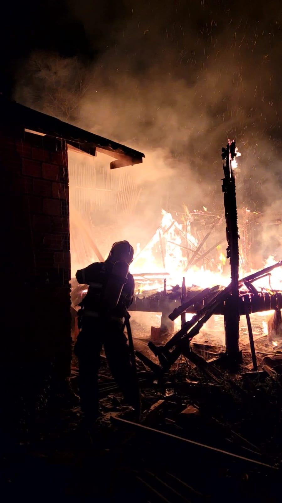 Incêndio atinge duas casas em Bom Retiro; morador foi retirado por vizinhos em meio ao fogo