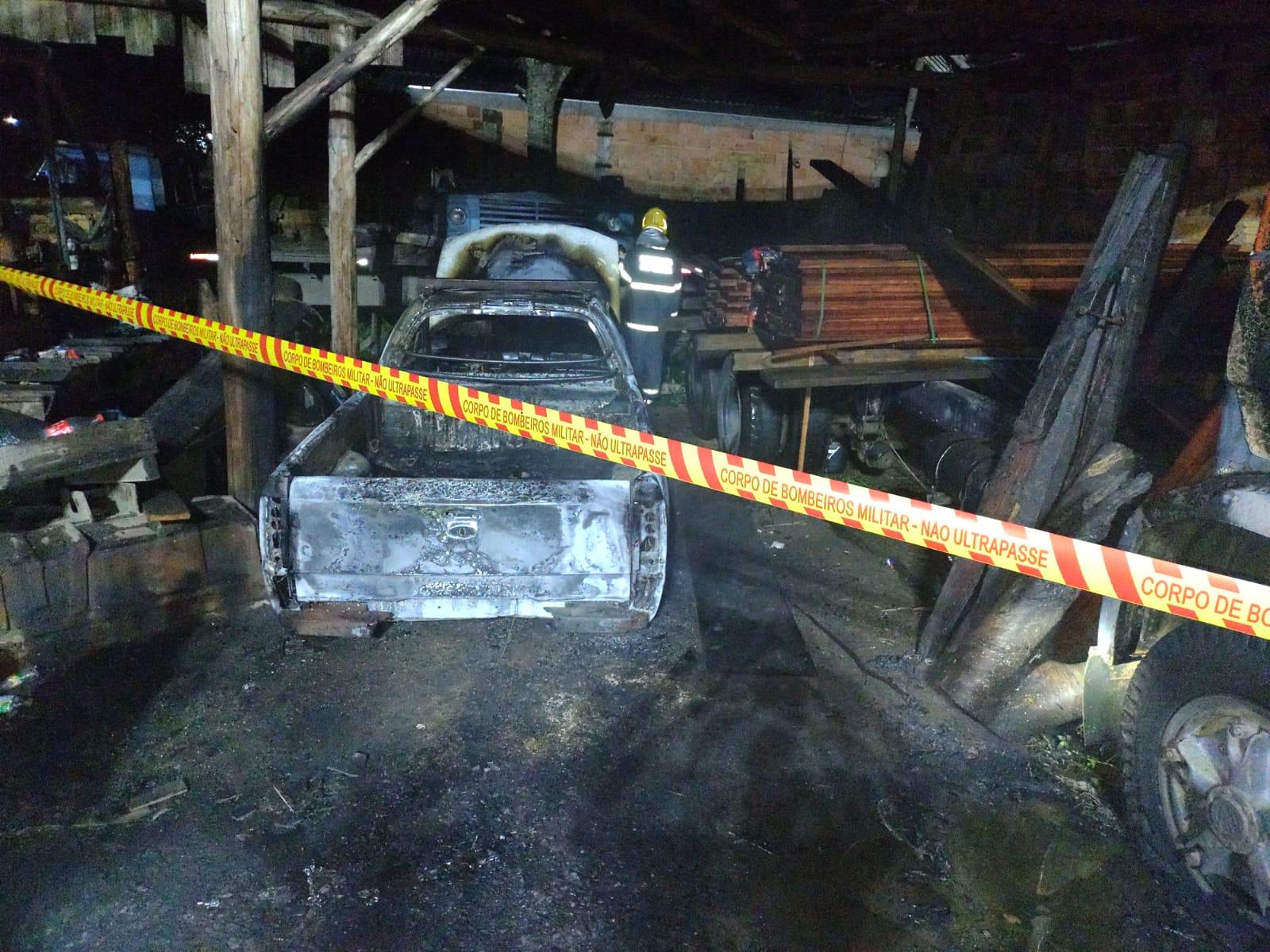 Incêndio atinge veículos em madeireira de Ituporanga