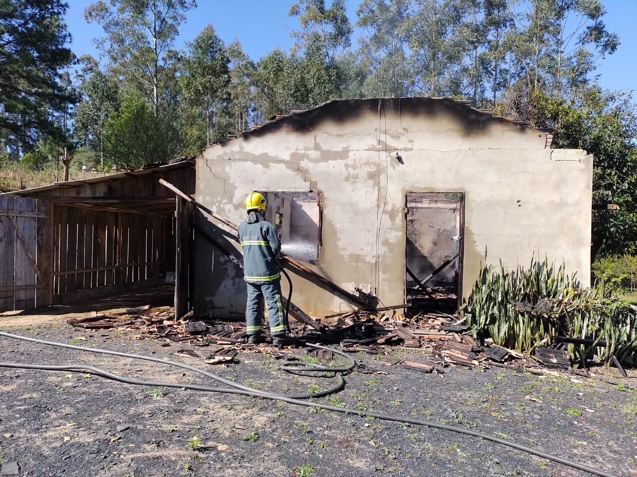 Incêndio consome quase 100% de residência no interior de Ituporanga