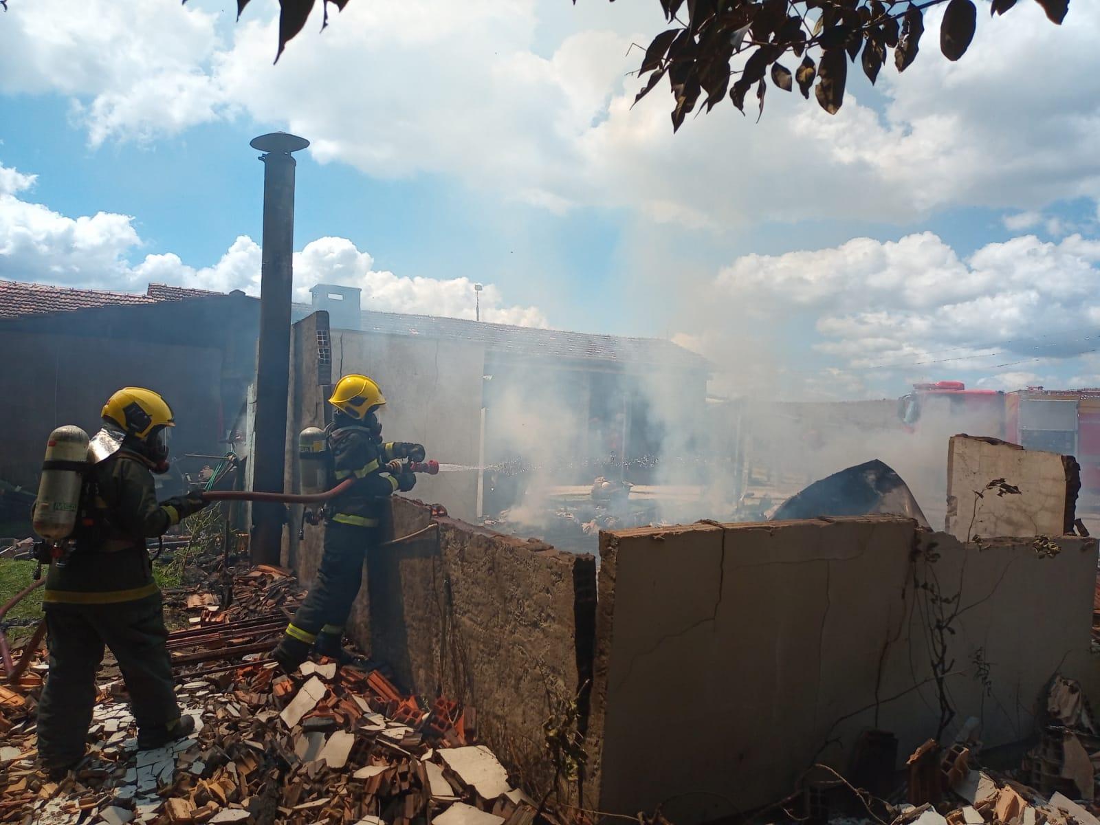 Incêndio destrói casa distante cerca de 45 km do centro de Bom Retiro