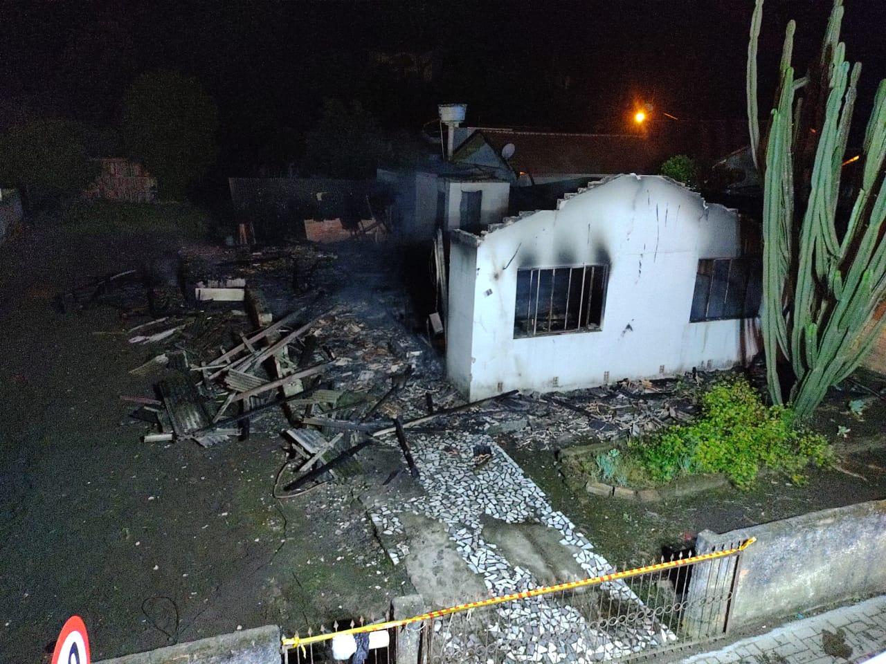 Incêndio destrói casa em Imbuia