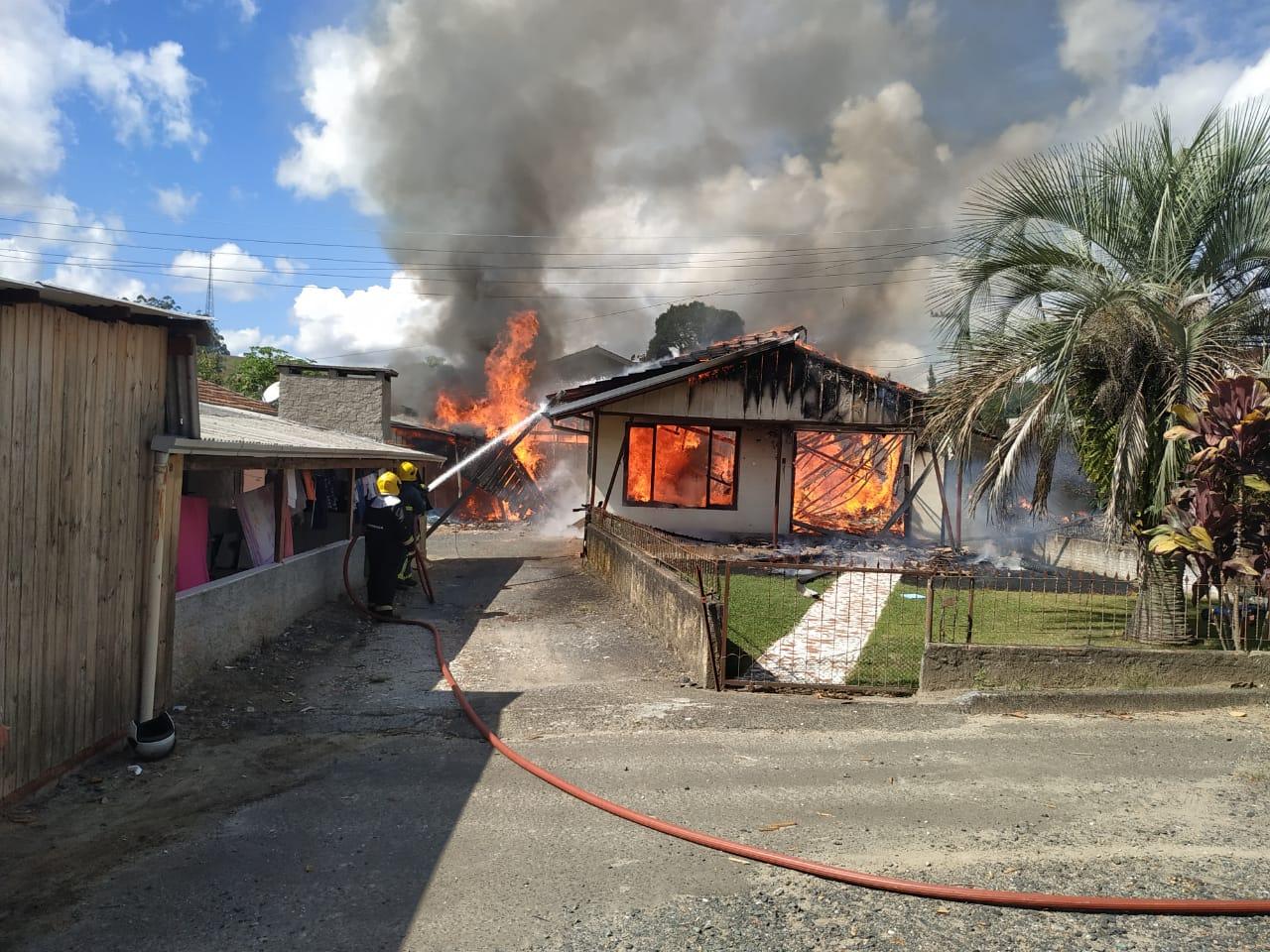 Incêndio destrói casa em Ituporanga