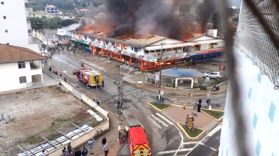 Incêndio destrói centro comercial no Alto Vale do Itajaí