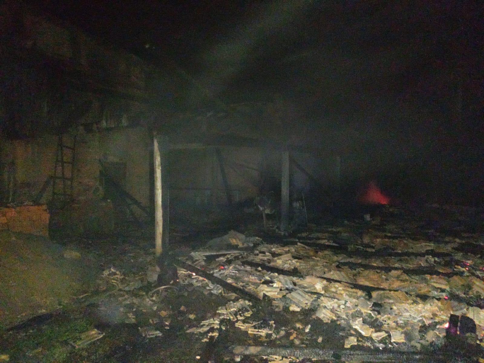 Incêndio destrói galpão agrícola no interior de Leoberto Leal