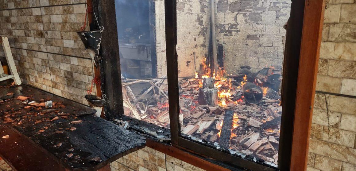 Incêndio destrói parte de residência em Ituporanga