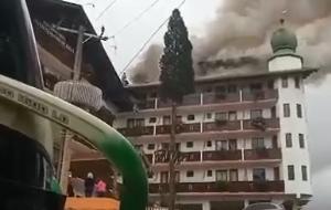 Incêndio destrói parte de telhado de hotel em Treze Tílias