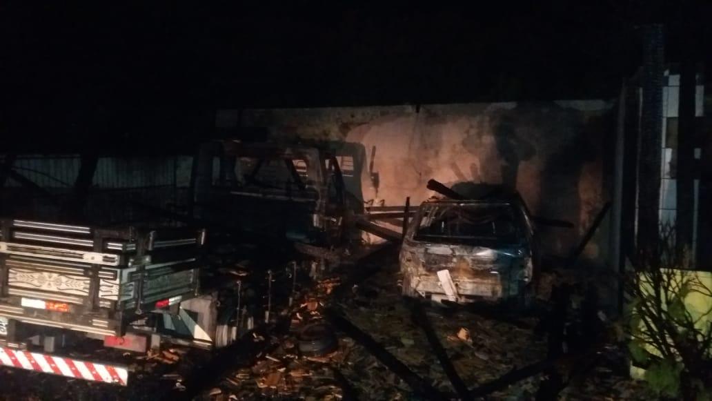 Incêndio em garagem destrói dois veículos em Imbuia