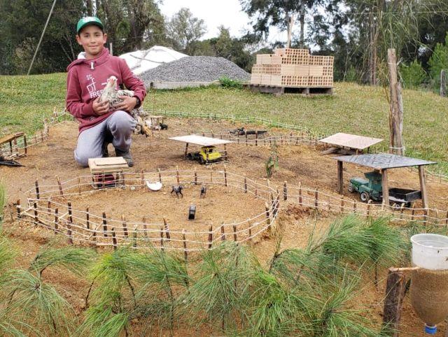 Infância no interior: com criatividade, garoto constrói mini fazenda na propriedade da família