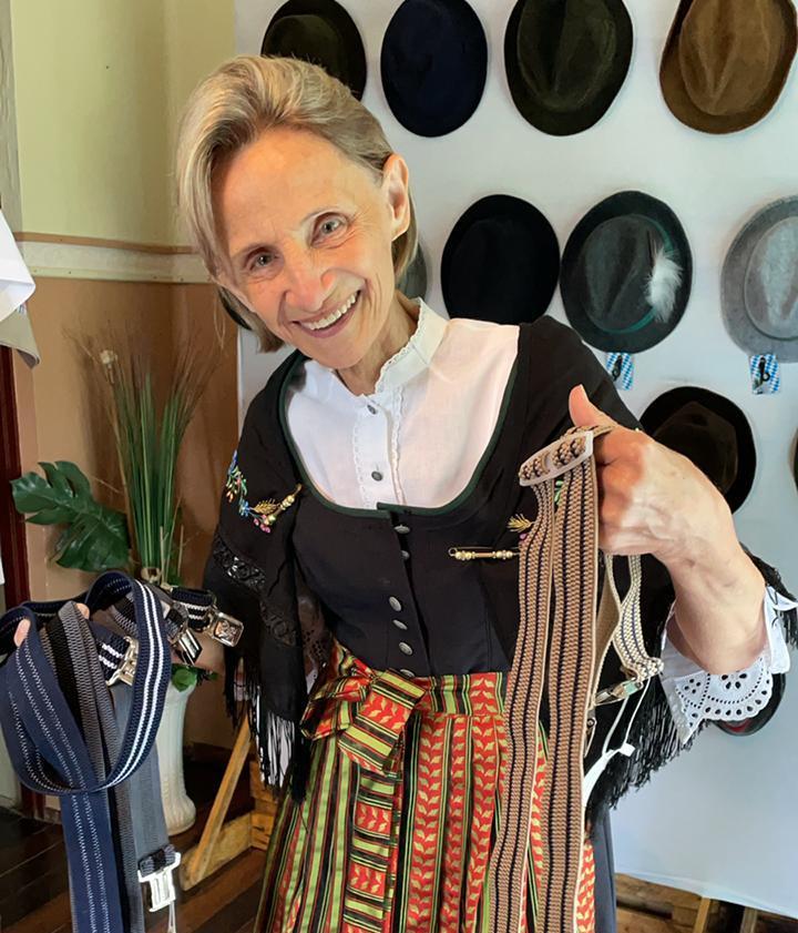 Ituporanguense apaixonada pela cultura germânica confecciona e promove bazar de roupas típicas alemãs