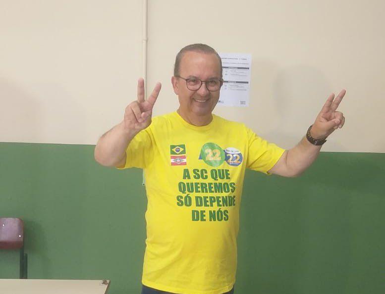 Jorginho Mello vota em Herval do Oeste e se diz esperançoso