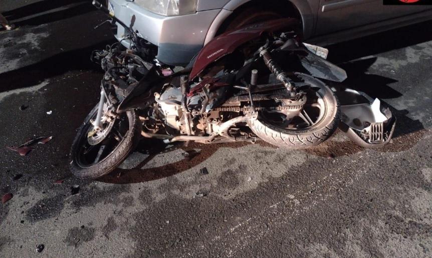 Jovem morre ao bater a moto que conduzia em um carro ao invadir a pista contrária