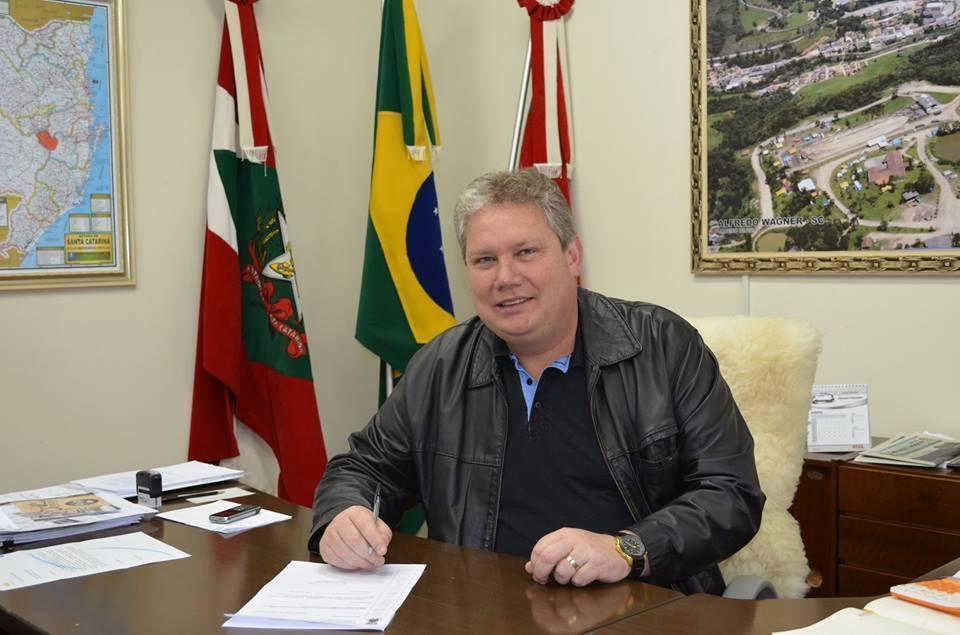 Justiça condena prefeito de Alfredo Wagner à perda do mandato e à suspensão dos direitos políticos