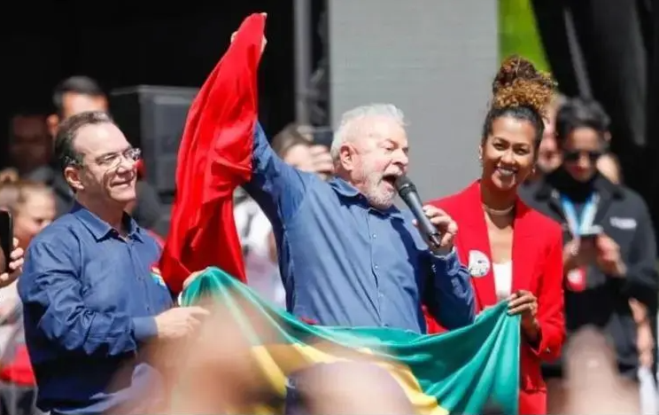 Lula vence Bolsonaro e é eleito presidente do Brasil