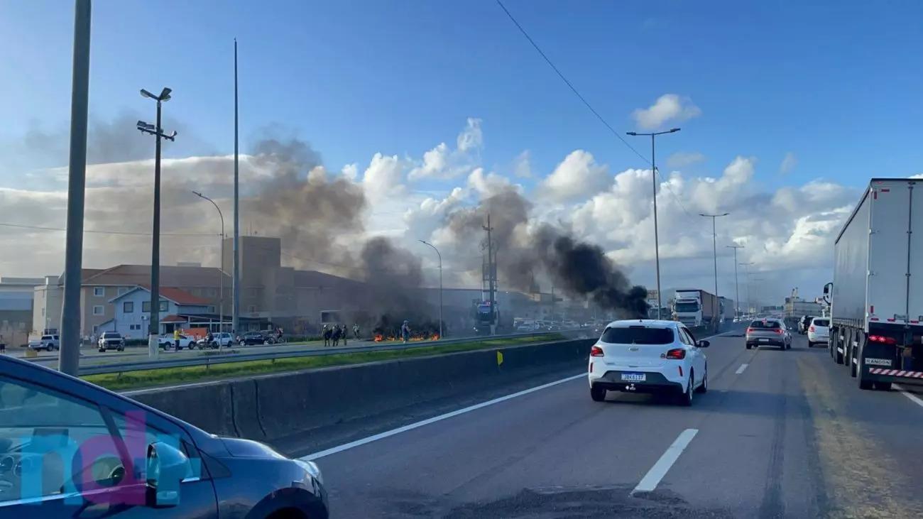 Manifestantes queimam pneus e bloqueiam BR-101 em Itajaí ; em Florianópolis ruas foram ocupadas e o trânsito precisou ser remanejado