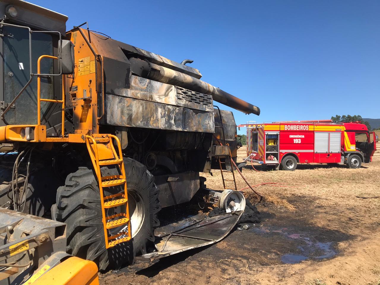 Máquina agrícola pega fogo no meio da lavoura em Petrolândia
