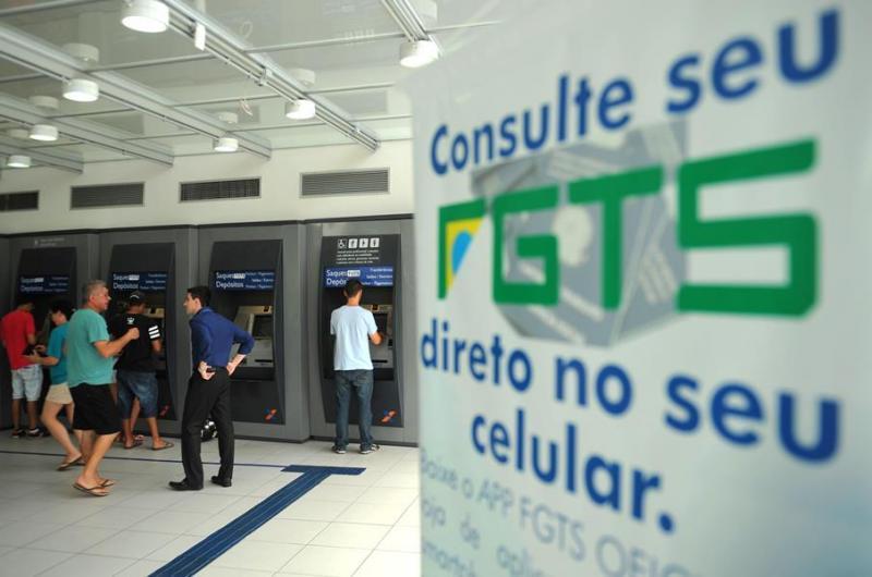 Menos da metade dos brasileiros com conta do FGTS quer sacar R$ 500 