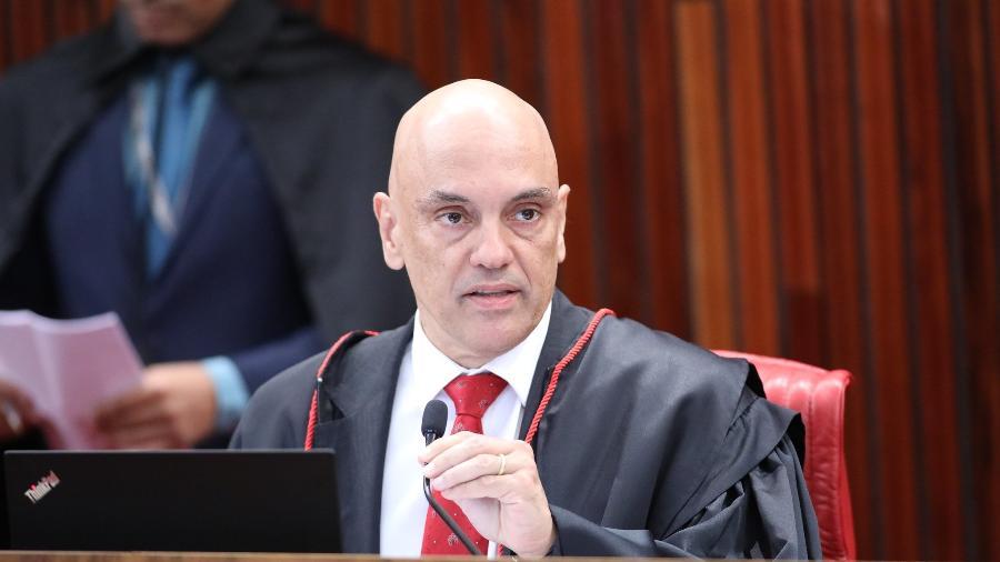 Moraes intima diretor da PRF a parar imediatamente operações sobre transporte de eleitores