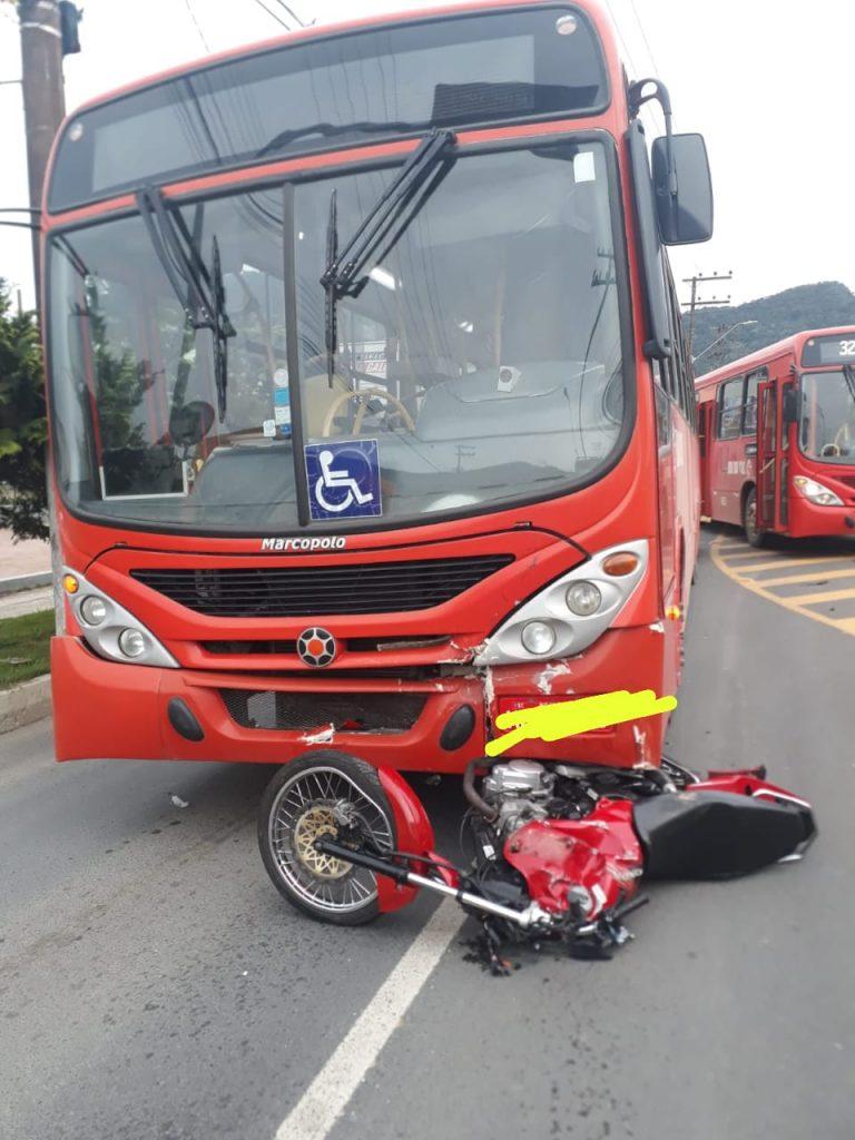 Motociclista fica gravemente ferido em acidente que envolveu um carro e um ônibus