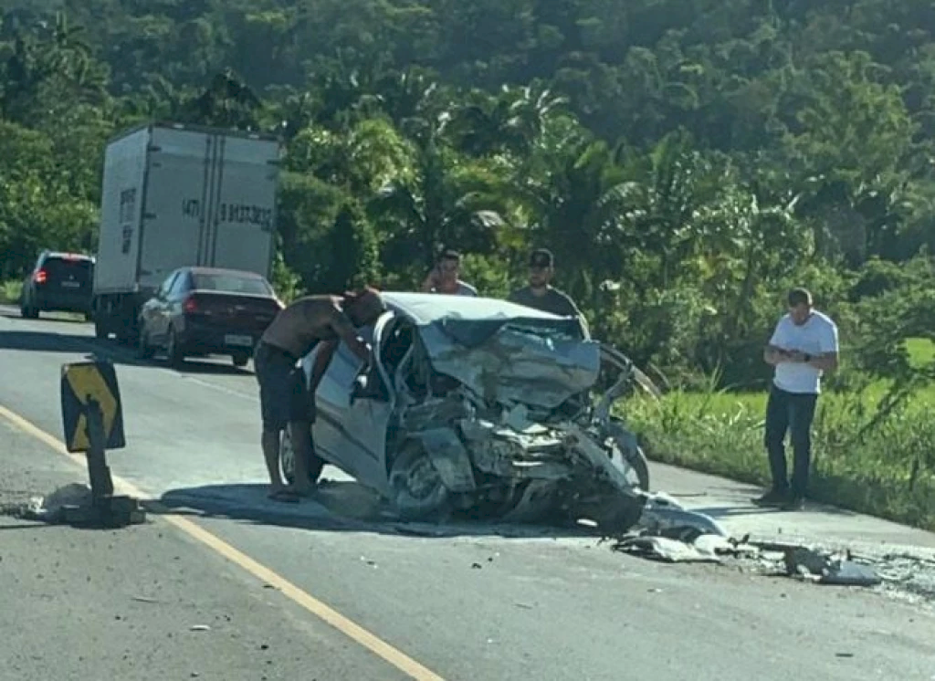 Motorista morre após colisão entre carro e caminhão na BR-470