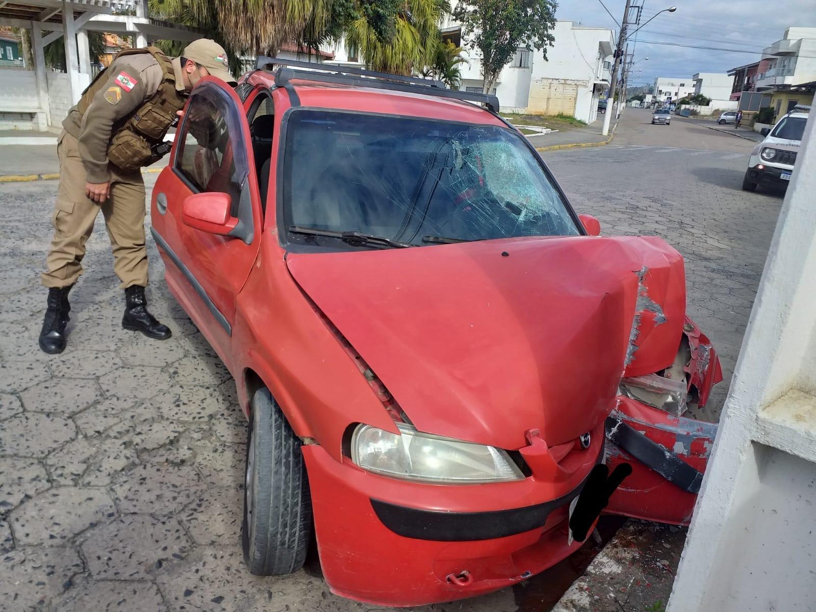 Motorista perde controle de veículo e colide em poste no centro de Ituporanga