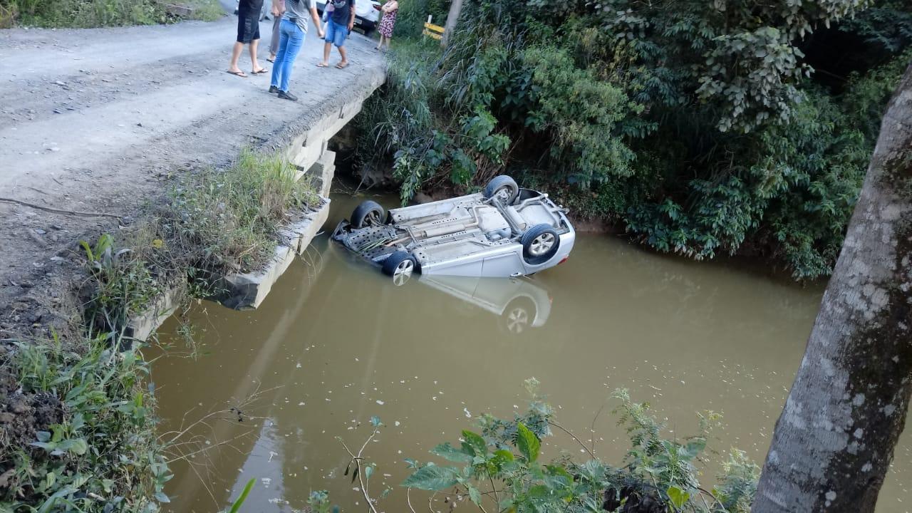 Motorista perde controle do veículo e cai em ribeirão em Ituporanga