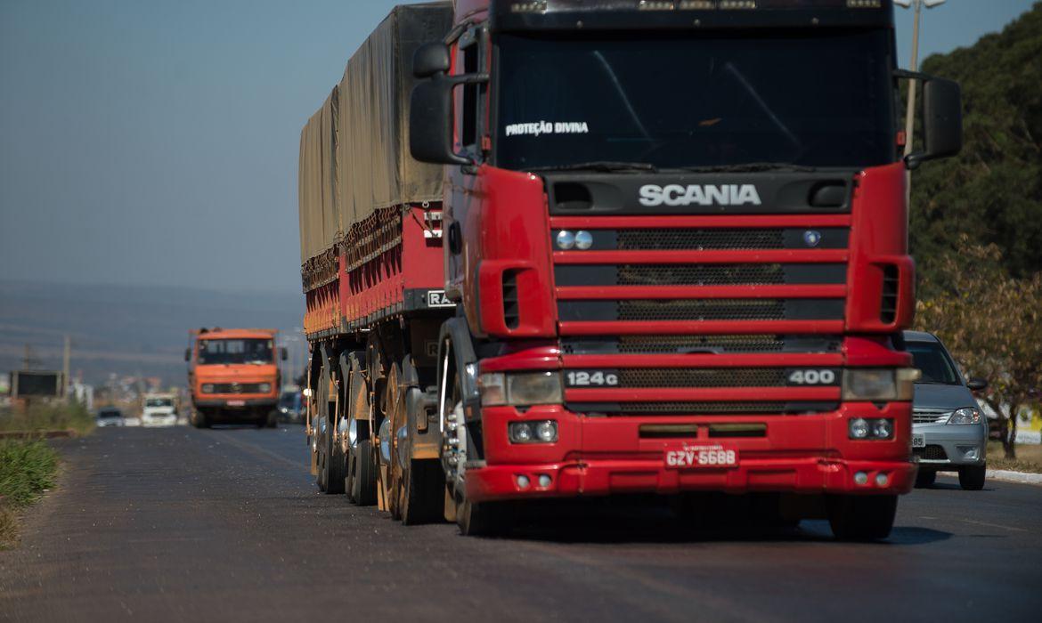 Motoristas de caminhões e ônibus sem exame toxicológico pagarão multa de R$ 1.467,35