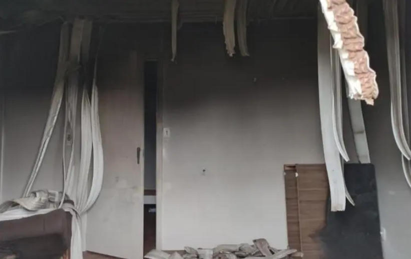 Mulher coloca fogo em casa com os quatro filhos dentro e morre carbonizada em SC