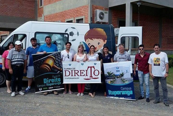 Acadêmicos da UNIDAVI de Ituporanga entregam donativos em Rio do Oeste 