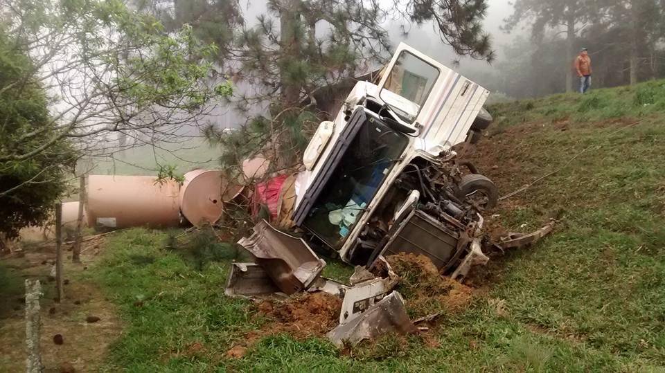 Acidente entre carro e carreta é registrado na BR-470 em Agronômica