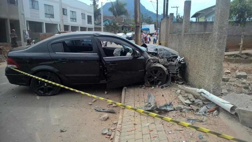 Adolescente de 16 anos atropela dois jovens de 17 em Rio do Sul; um deles morreu