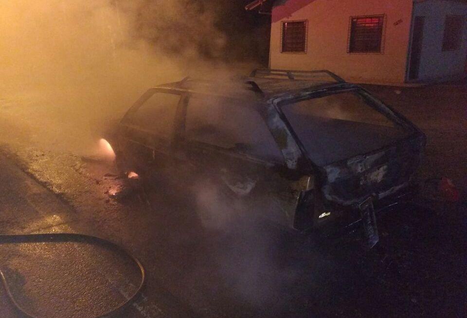 Carro é destruído pelo fogo em Ituporanga