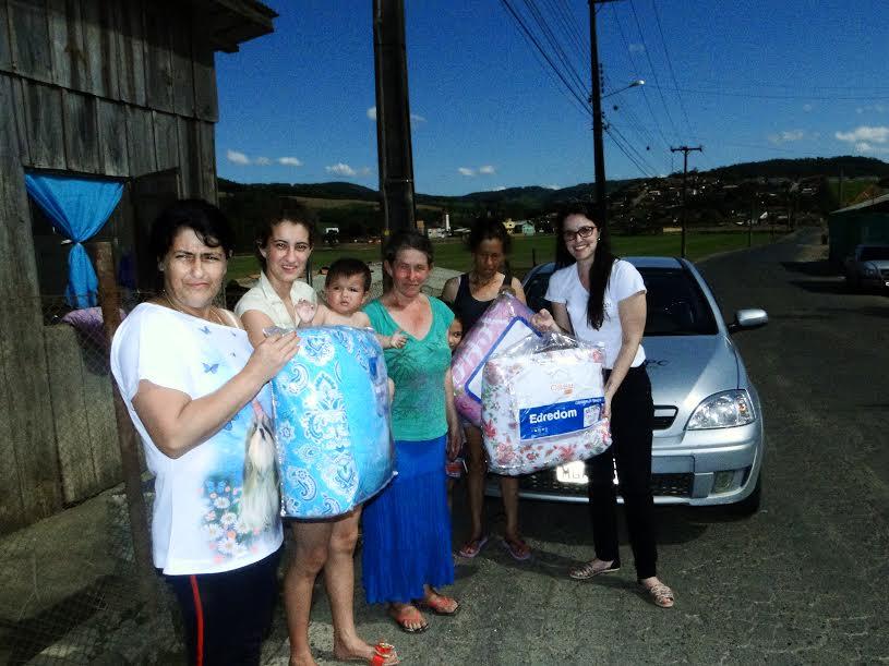 CDL Rio do Sul realiza a entrega de edredons  para vítimas das enchentes