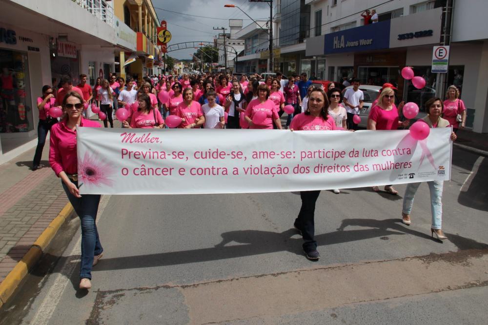 Centenas de pessoas participam da Caminhada Rosa em Ituporanga 