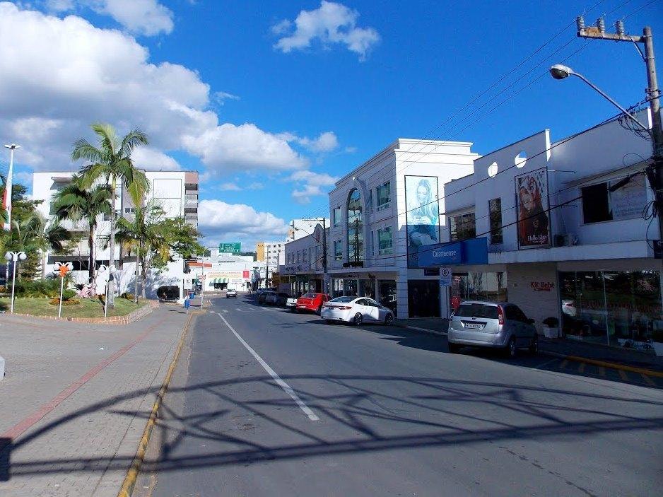 Comerciantes são orientados sobre utilização das vagas de estacionamento no centro de Ituporanga