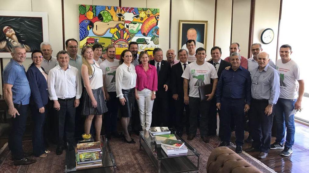 Comitiva de prefeitos da região esteve reunida com o Ministro da Agricultura para solicitar apoio na adesão da cebola na lista LETEC