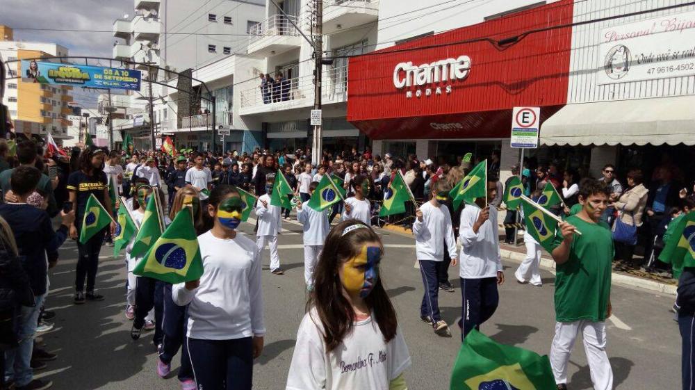 Desfile cívico marca celebração do Dia da Independência do Brasil em Ituporanga