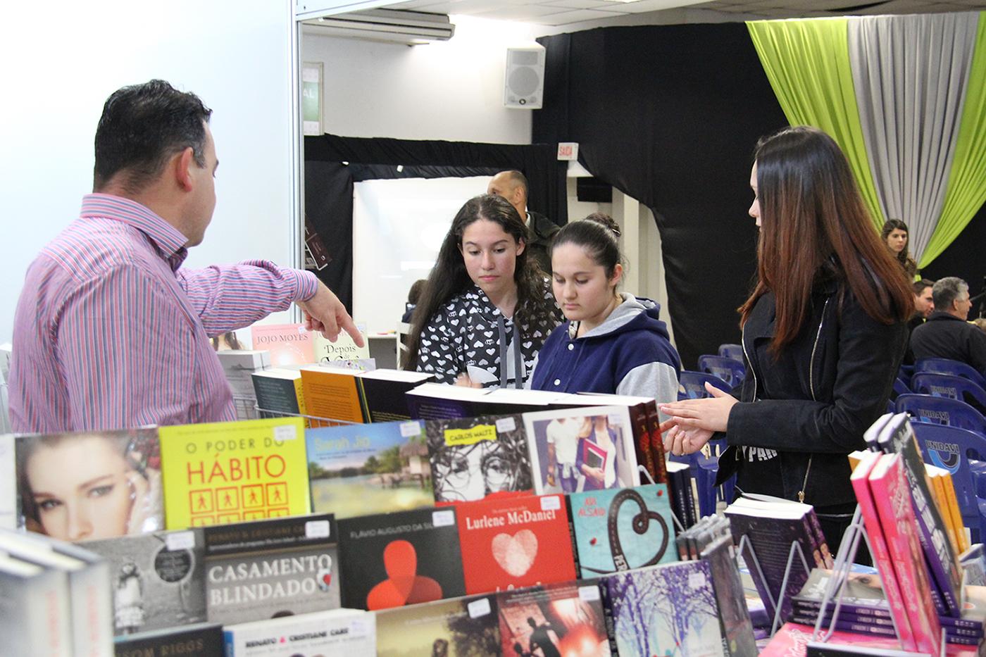 Feira do Livro de Rio do Sul lança programação  Notícia  Rádio